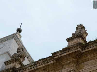 La balaustra con i busti ornamentali: sono delle statue bifronti, sembrano volti ma sono in realt� vasi di fiori